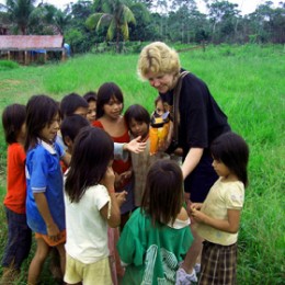 Yvonne gives candy to Bolivian children